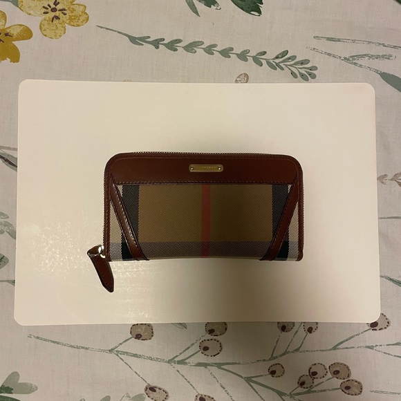 Burberry | Ziggy Long Wallet - Picture 3 of 9